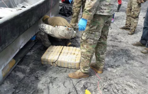 Incautan droga y detienen a tres colombianos en playa Juan Hombrón