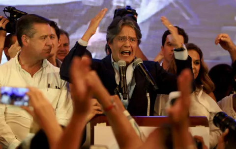 Candidato opositor Guillermo Lasso llama a defender sus votos con firmeza