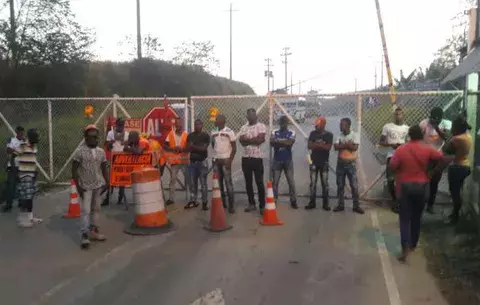 Protestan frente a portón de proyecto Los Lagos para pedir plazas de trabajo