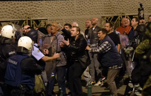 Al menos ocho heridos tras la ocupación temporal del Parlamento macedonio