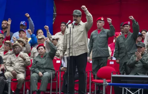 Maduro anuncia expansión de milicia a medio millón de civiles con fusil en mano