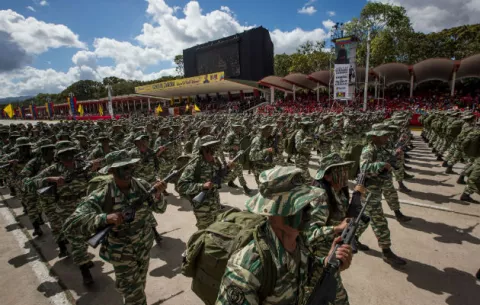 Militares marchan en Caracas y realizan un llamado a la paz