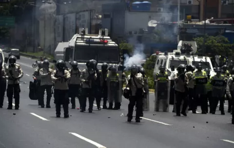 Policía impiden con gases lacrimógenos avance de marcha opositora