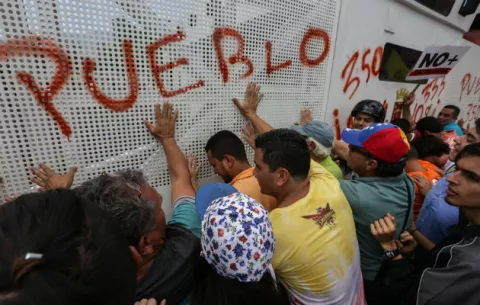 Reprimen marcha de opositores venezolanos contra el Tribunal Supremo 