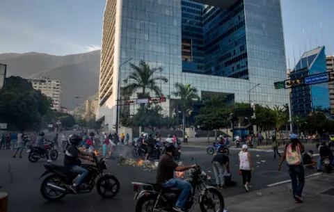 Policía venezolana impide de nuevo el paso de marcha opositora