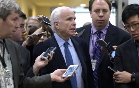 John McCain acusó a Rusia de haber cooperado con el Gobierno sirio en ataque químico