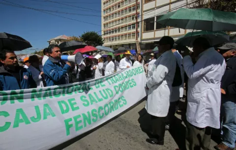 Huelga de médicos bolivianos contra libre elección de seguros y control