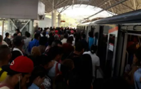 Metro sufre fallas y colapsa el sistema de transporte