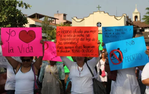 Organizaciones provida protestan contra el barco del aborto en Zihuatanejo
