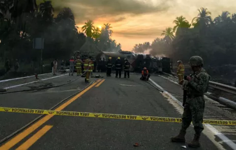 Mueren 24 pasajeros de autobús en México, al chocar con camión cargado de combustible