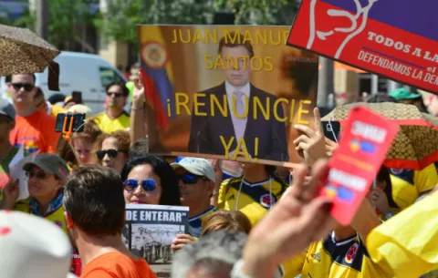 Cientos se manifestaron en Miami contra el presidente colombiano