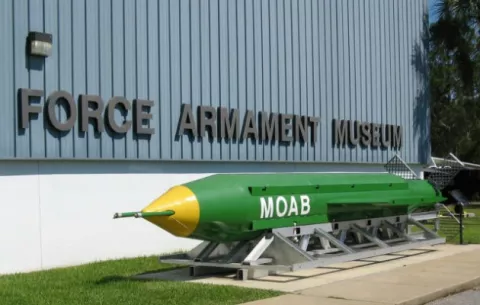 ¿Cómo es la bomba MOAB?
