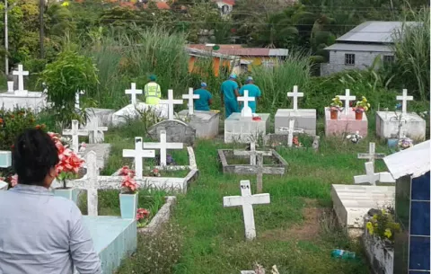 Sepultan cadáveres que no habían sido reclamados en cementerio de La Chorrera 