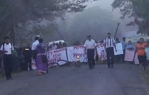 Cierran vía en la comarca Ngäbe-Buglé por falta de docentes