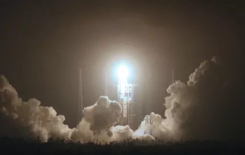 China lanza al espacio su primera nave de aprovisionamiento