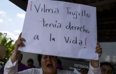 Forense descarta que mujer muerta en hoguera se lanzara al fuego