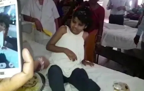Hallan a niña viviendo con monos en bosque de India 