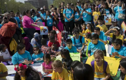 Centenares de niños protestan frente a la Casa Blanca contra políticas migratorias 