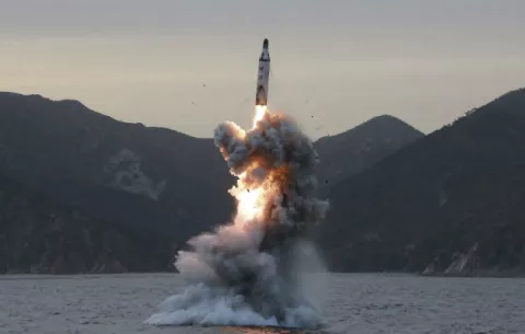 Corea del Norte dispara un misil balístico