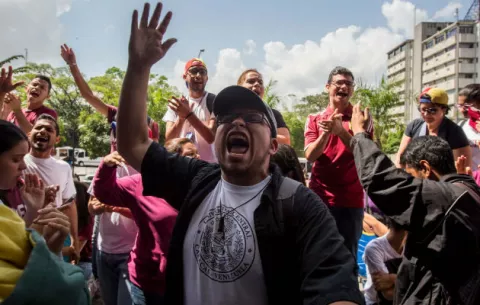 Miles de opositores cierran autopista de Caracas contra "golpe" 