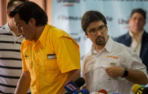 Oposición venezolana acusa a 37 funcionarios públicos de torturar dirigentes
