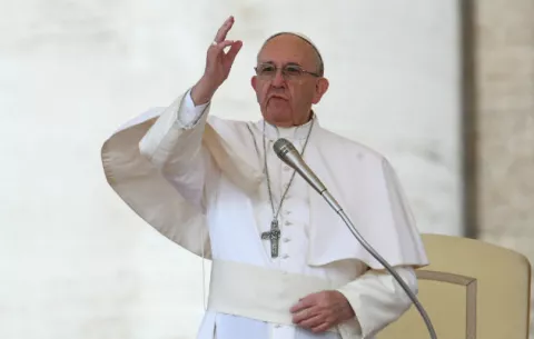 Papa Francisco llama a los católicos a ser activos para  ayudar a los otros 