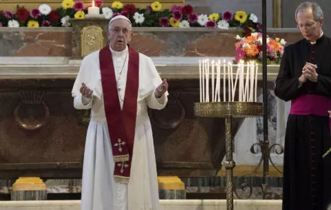 Para el papa, algunos centros de refugiados parecen "campos de concentración"