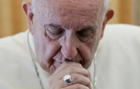 Papa concluye su corta visita a Egipto 