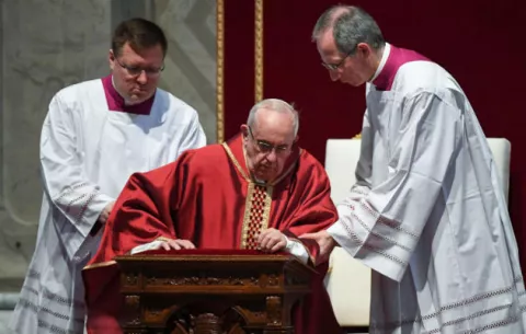 Papa ora durante servicio por el Viernes Santo 