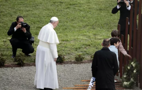 El papa visitó el norte de Italia golpeado por terremotos hace cinco años