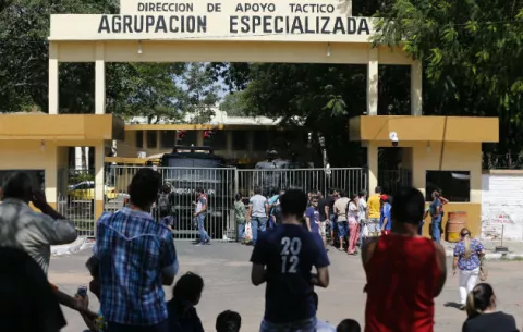 Cartes destituye a ministro del Interior y al jefe de Policía tras disturbios