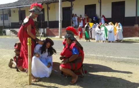 Jóvenes pariteños escenifican el viacrucis 