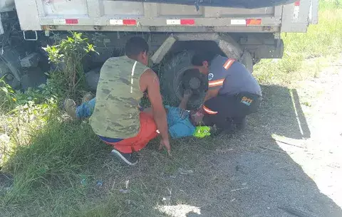 Pasajero sufre heridas al chocar vehículo con poste en Cuatro Altos