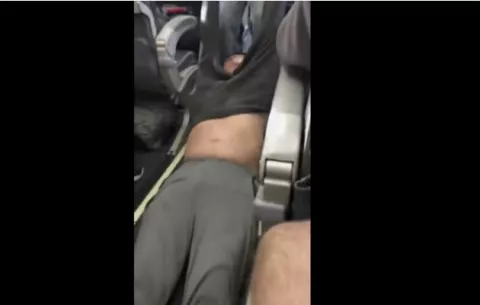 Expulsión de pasajero de United Airlines indigna a China 