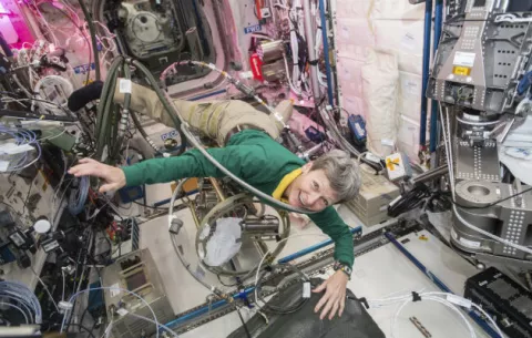  Peggy Whitson bate récord al pasar 535 días fuera de la Tierra