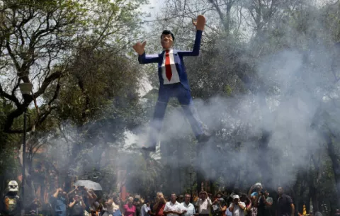 Un Peña Nieto de cartón vuela en pedazos durante tradicional quema de Judas