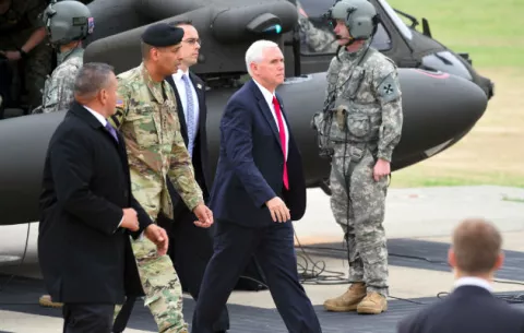 Pence promete una "respuesta aplastante" a las amenazas de Corea del Norte