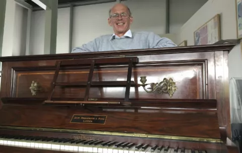  Encuentran monedas de oro escondidas en un viejo piano 