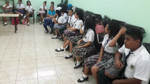 Educadores se suman a paro en colegio de Pocrí
