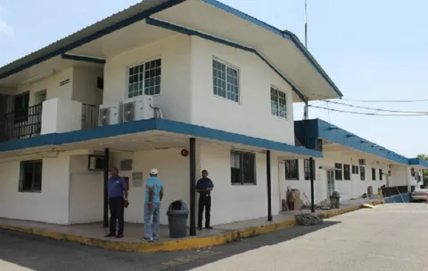Carros cisternas obstruyen entrada a policlínica de Sabanitas