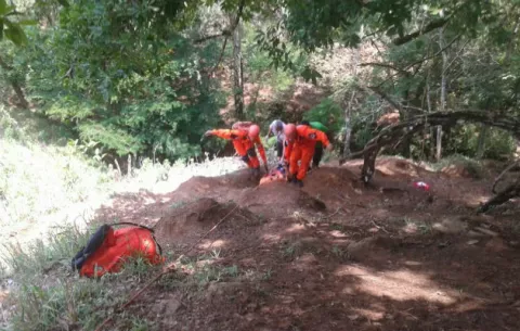 Madre e hija se salvan de milagro tras caer desde precipicio
