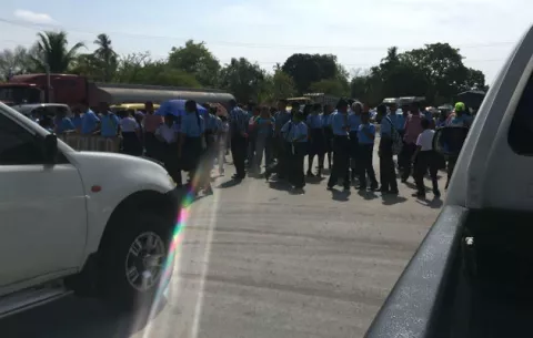 Reclaman en las calles nombramiento de docente en colegio de San Carlos 