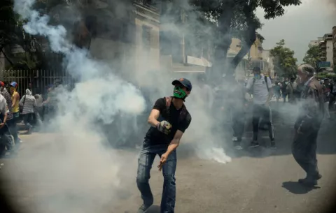 Policía venezolana dispersa con gases puntos de concentración de opositores