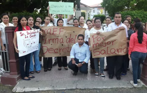 Psicólogos coclesanos protestan para exigir mejoras salariales
