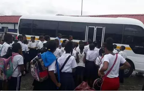 Molestia por bus causa paralización de clases en escuela en Puerto Pilón