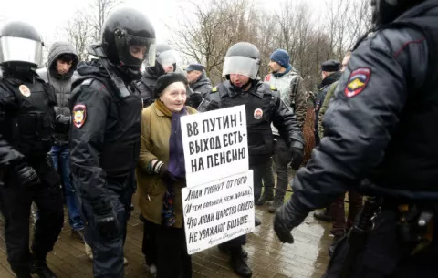 Manifestantes piden a Putin no se presente a reelección 