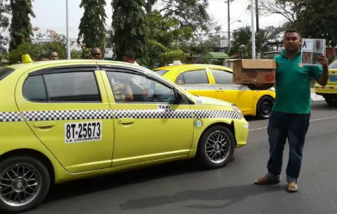 Taxistas chorreranos recolectan fondos para sepelio de compañero asesinado