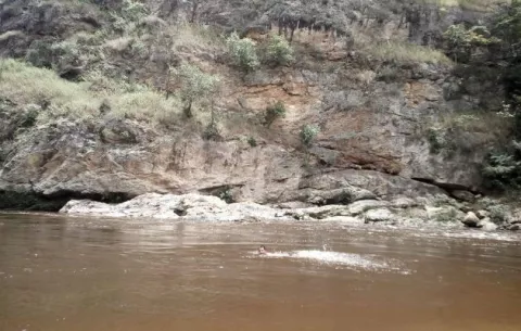 Moradores exigen pronta construcción de puente sobre río en Donoso