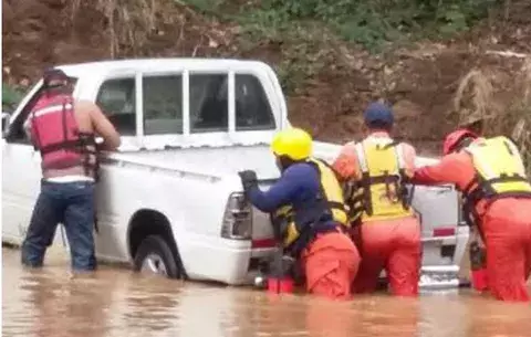 Crecida del río Parita arrastra auto y conductor se salva 