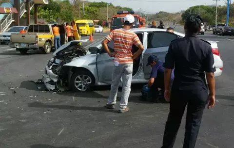 Dos heridos tras colisión entre dos vehículos en Sabanagrande
